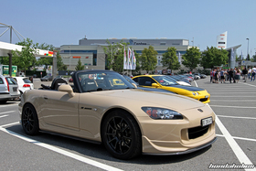 Hellbrauner S2000 AP2 auf schwarzen Advan Racing RZII Felgen