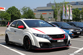 Weisser Civic Type R FK2R mit roten Rückspiegeln
