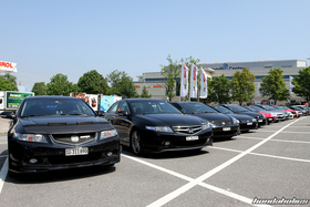 Zwei schwarze Honda Accord CL9 nebeneinander