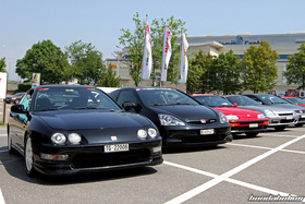 Schwarzer Integra DC2 neben Civic EP3 an der Honda-Ausfahrt