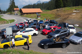 Verschiedene Honda auf der Ibergeregg-Passhöhe
