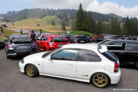 Seitenansicht eines Honda Civic Type R EK9 neben zwei FK8