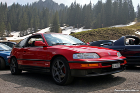 Roter Honda CRX EE8 auf Gram Lights Felgen