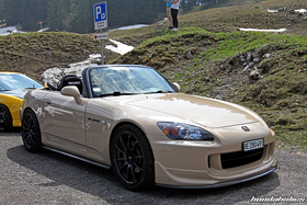 Hellbrauner S2000 AP2 auf der Passhöhe