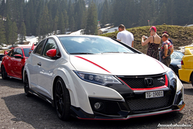 Weisser Civic FK2R vor rotem FK8