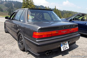 Heckansicht einer ED-Limousine in Grau