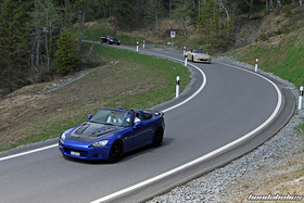 Drei Honda S2000 fahren durch eine Kurve