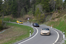 Zwei S2000 fahren vor einem gelben Integra DC2 auf einer Passstrasse
