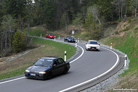 Zwei Civic fahren vor zwei CRX auf einer Bergstrasse