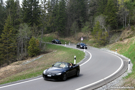 Verschiedene dunkle Honda fahren eine Kurve