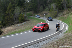 Roter Honda FK8 auf einer Bergstrasse