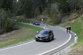 Cosmic Grauer Civic Type R fährt über die Ibergeregg