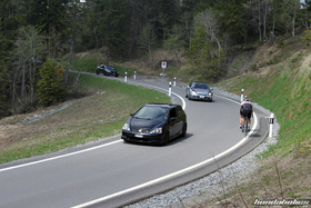 Schwarzer Civic und silberner Prelude fahren einen Pass