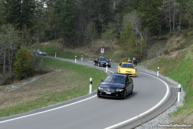 Schwarzer Accord CL9 und gelber Civic EK4 auf der Honda-Ausfahrt