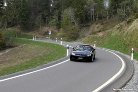 Honda S2000 AP1 in Schwarz auf dem Pass