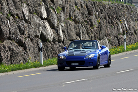 Blauer S2000 AP1 fährt auf der Landstrasse
