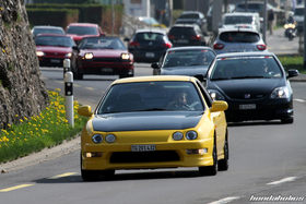 Sunlight Yellow Honda Integra Type R im Konvoi