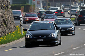 Schwarzer Civic EP3 und Integra DC2 fahren hintereinander auf der Landstrasse