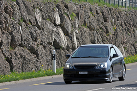 Schwarzer Honda Civic EP3 mit Xenon-Scheinwerfer auf der Landstrasse