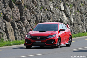 Roter Type R FK8 fährt vorbei