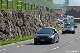 Schwarzer Civic Type R vor Honda S2000 auf der Strasse