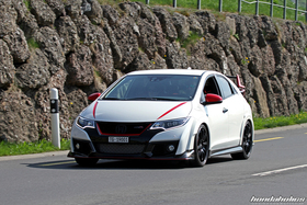 Weisser Honda Civic Type R auf der Landstrasse