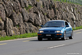 Blauer Honda CRX EE8 auf der Landstrasse
