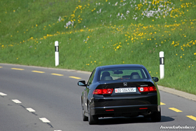 Heckansicht eines schwarzen Honda Accord Type S CL9 auf einer Landstrasse