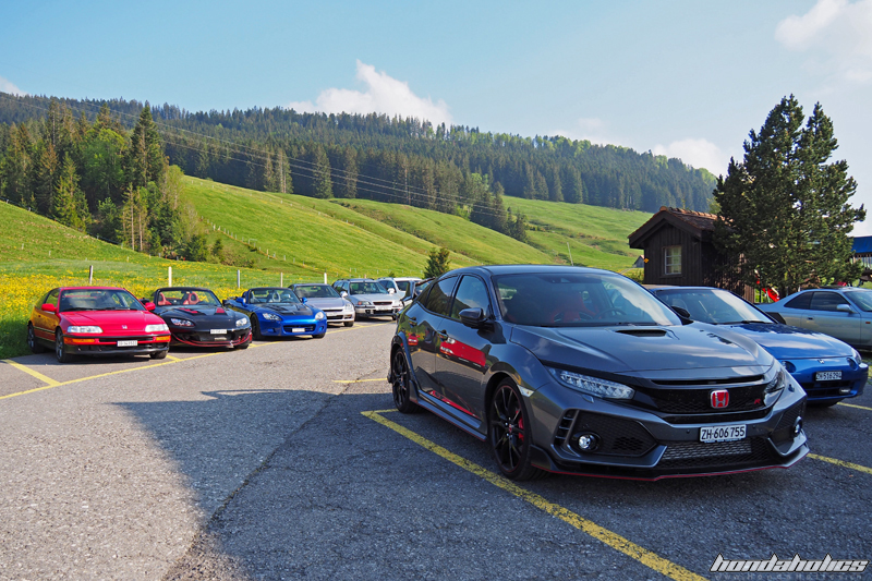 Grauer FK8 vor anderen Honda auf dem Parkplatz