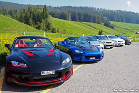 Zwei S2000 neben anderen Hondas auf dem Parkplatz