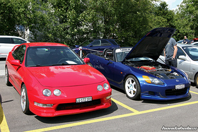 Roter Integra Type R neben blauem S2000 AP1 mit Volk Racing TE37 Felgen