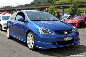 Blauer Honda Civic EP3 mit weissen Felgen
