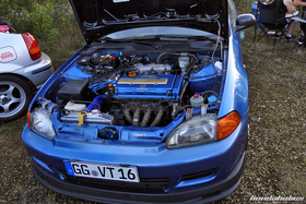 Motorraum eines blauen Honda Civic EG6