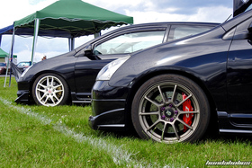 Zwei schwarze Civic Type R von der Seite