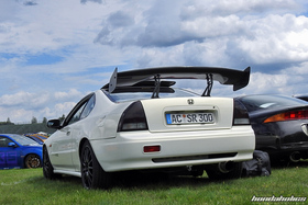 Heckansicht eines weissen Honda Prelude BB3 mit GT Flügel