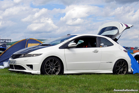 Weisser Civic FN2 mit Sparco Felgen