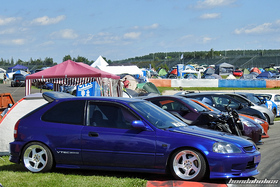 Supersonic blauer Civic EK4 Hatchback von der Seite