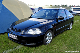 Schwarzes Civic Coupe EM1 mit EK4 Felgen