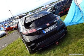 Heckansicht eines schwarzen Civic FN2 mit Mugen Flügel