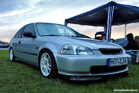Silbernes Civic Coupe EM1 mit weissen OZ Ultraleggera Felgen