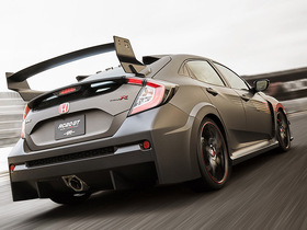Tiefe Heckansicht Mugen Civic Type R Concept auf Rennstrecke