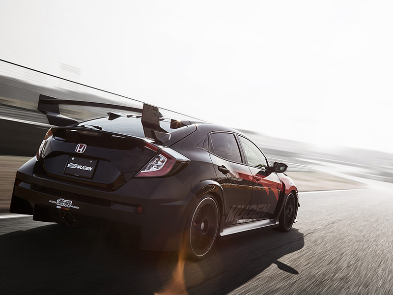 Mugen Civic Type R Concept bei Sonnenuntergang auf Rennstrecke